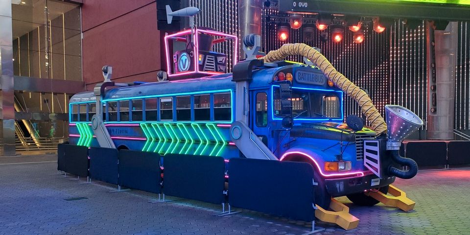 fortnite-battle-bus-universal-studios.jpg